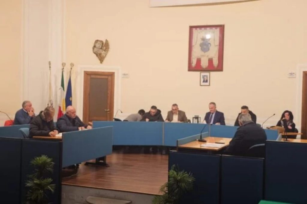 polla consigliere curcio lascia maggioranza