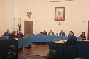 polla consigliere curcio lascia maggioranza