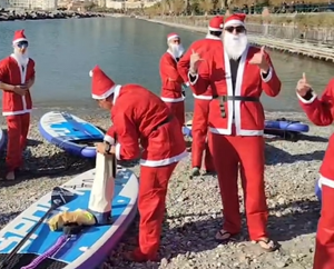Babbo Natale arriva in kayak: festa inclusiva sulla spiaggia di Mercatello il 21 dicembre