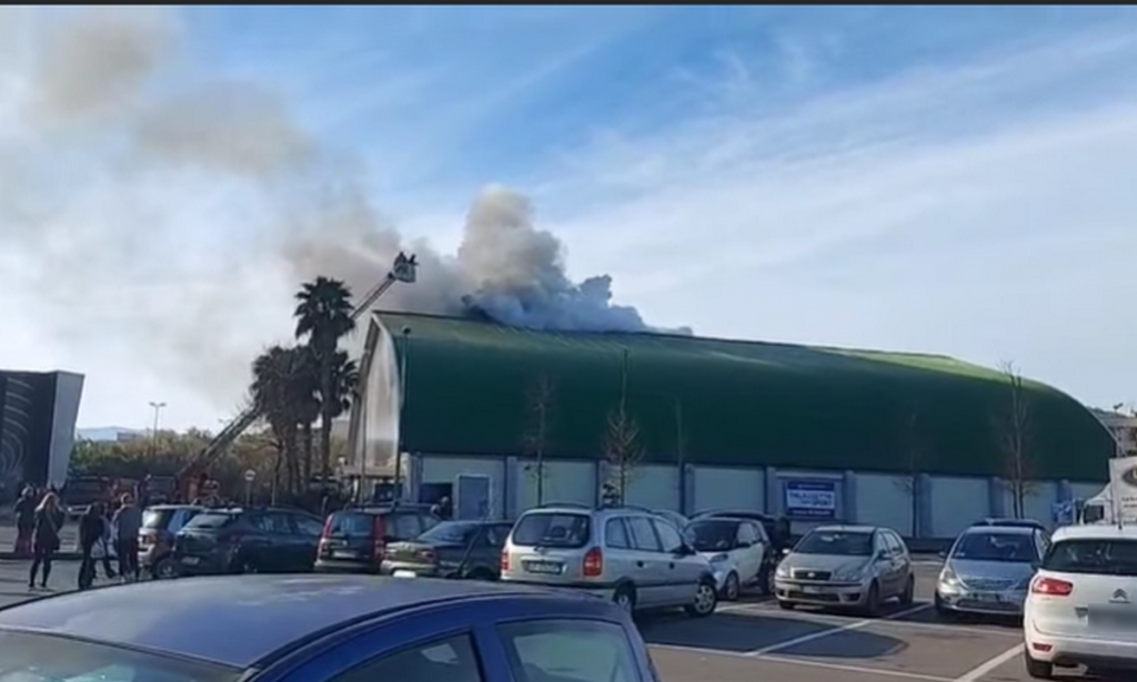 Agropoli, incendio al Palazzetto dello Sport “Andrea Di Concilio”: fiamme partite dal tetto in legno