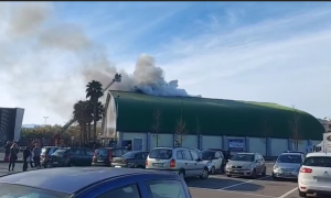 Agropoli, incendio al Palazzetto dello Sport “Andrea Di Concilio”: fiamme partite dal tetto in legno