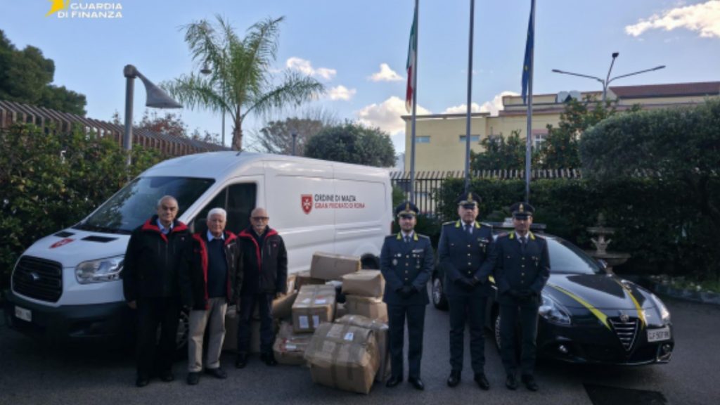 nocera inferiore guardia finanza dona abbigliamento