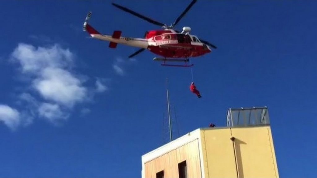 Salerno, Babbo Natale arriva in elicottero alla Caserma dei Vigili del Fuoco