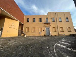 Natale tra cultura e solidarietà: al via l’evento “Per un Natale di solidarietà e speranza” al ManES e al Chiostro di San Francesco