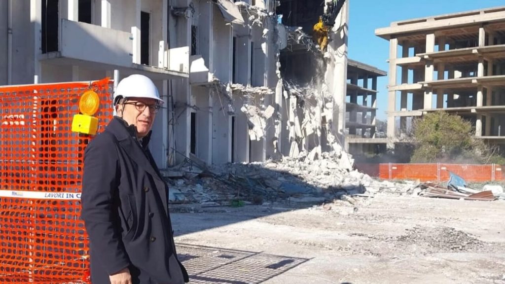 Montevescovado, via alla demolizione dei prefabbricati pesanti: partito il cantiere simbolo dell’emergenza post-sisma