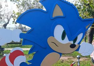Ascea Marina, un simbolo di gioia nel parco giochi: inaugurata la statua di Sonic in ricordo di Francesco Pio