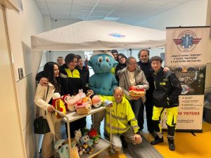 La Croce Bianca trasforma l’ospedale in un ponte d’affetto: regali dai nonni ai nipoti