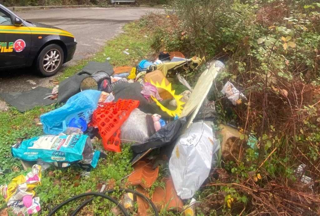 Cava de’ Tirreni, discariche lungo la SP129: le guardie zoofile chiedono interventi più incisivi