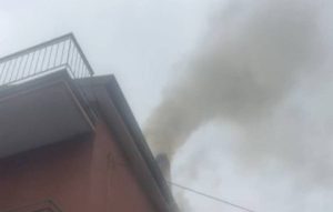 Agropoli, donna salvata dal fumo in casa: intervento tempestivo della Polizia Municipale