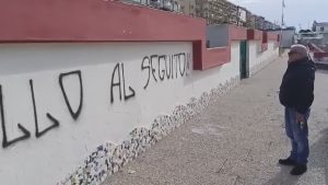 Mercatello, muri dell’associazione Nuova Gioventù Balnea imbrattati: la denuncia dei volontari