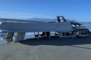 eboli relitto arenato campolongo smaltimento