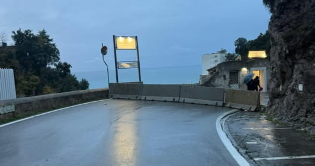 chiusa statale Amalfitana  Maiori