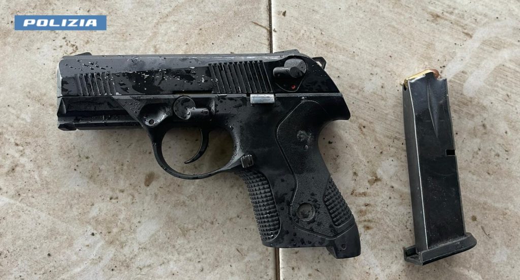 Battipaglia, colpo dalla pistola in cintura: ferito alla coscia, scatta l’arresto per arma clandestina