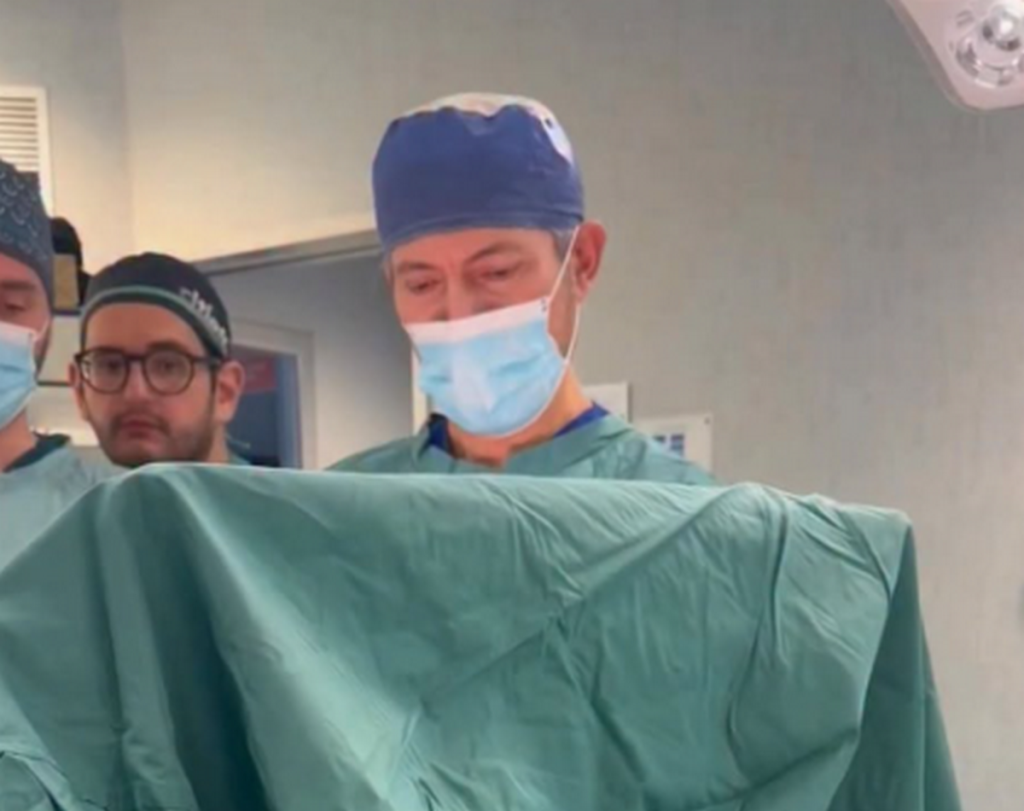 Napoli, intervento al seno con paziente sveglia: al Policlinico Federico II la musica entra in sala operatoria