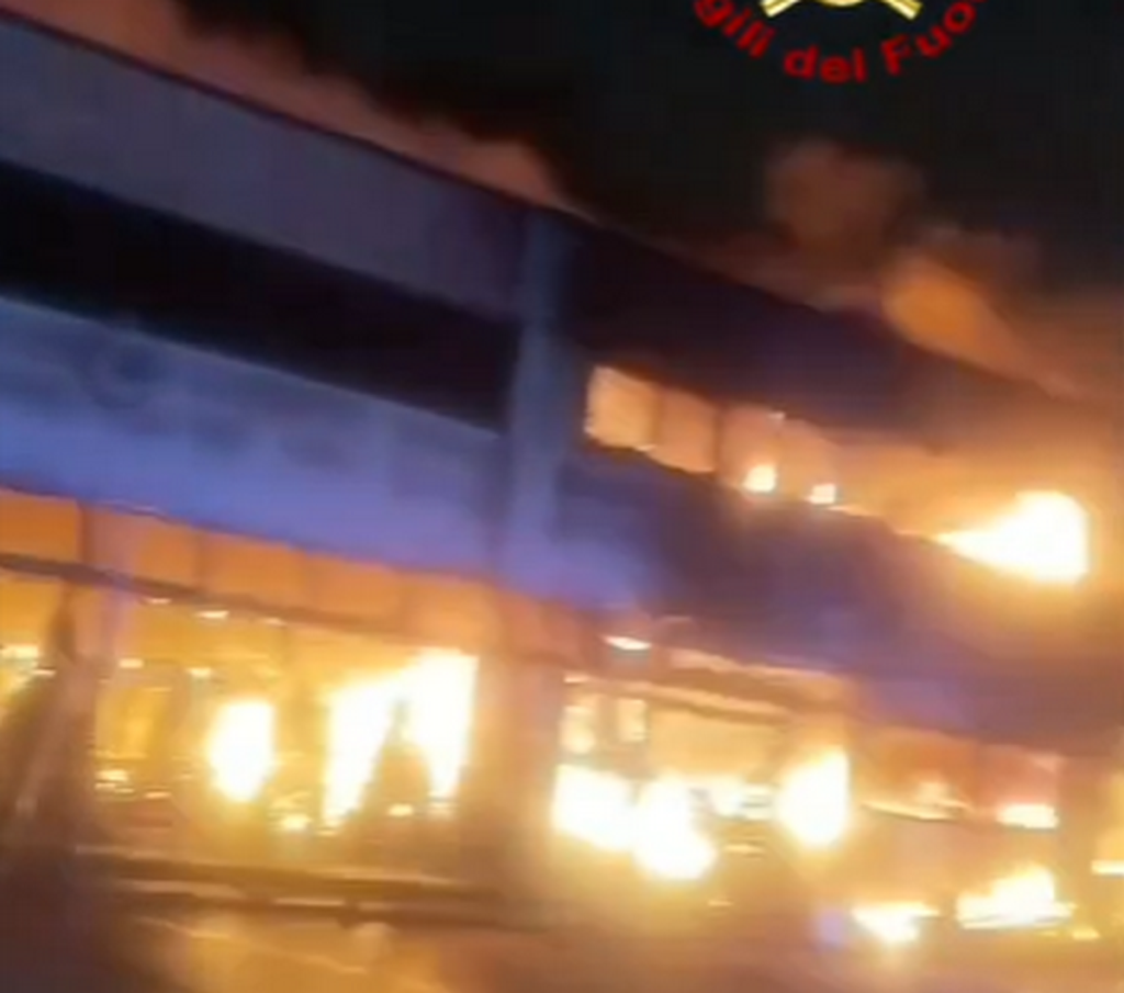 Pontecagnano, incendio distrugge capannone di un’attività cinese: Vigili del Fuoco al lavoro