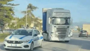 Schianto sulla Statale 18 a Battipaglia: auto contro camion, traffico in tilt e palo dell’illuminazione abbattuto