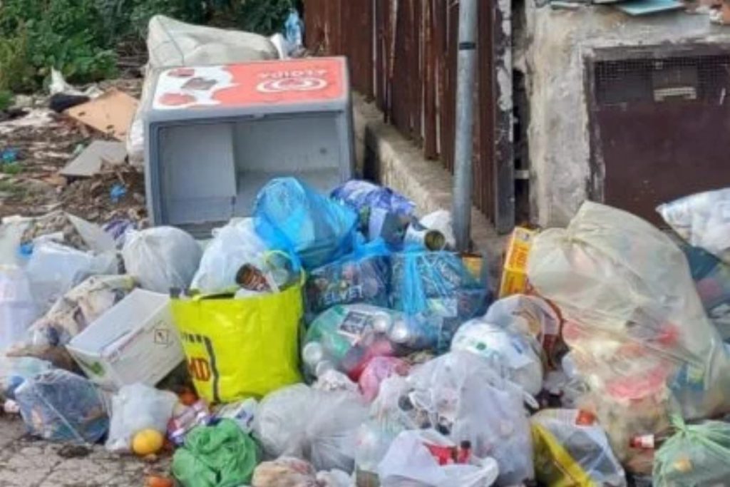 rifiuti abbandonati eboli denuncia italia diritti de pierro