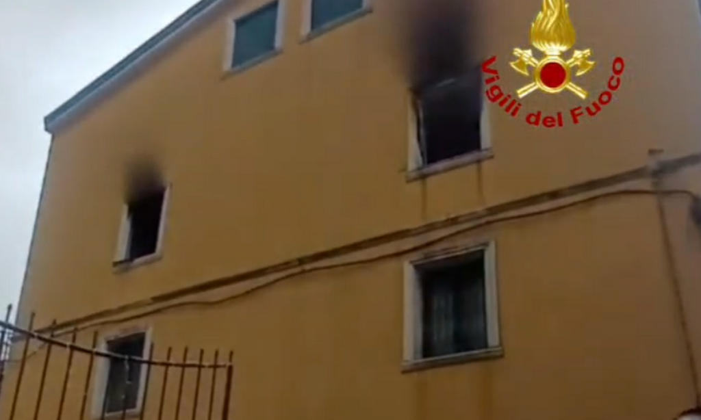 Cava de’ Tirreni, incendio in abitazione: fiamme al terzo piano di un edificio in Via Alfonso Balzico