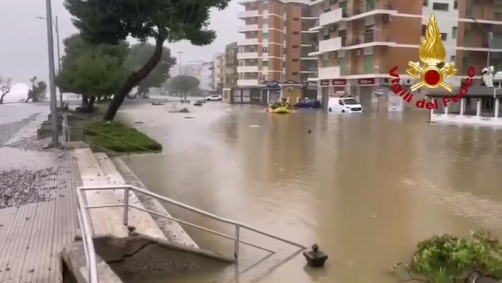 Catanzaro, il ciclone Harry colpisce il quartiere Lido: mareggiate, allagamenti e famiglie isolate
